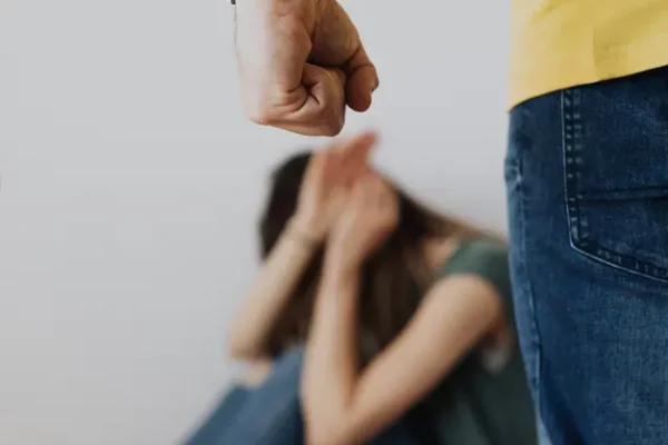 homem cometendo agressão de violencia domestica