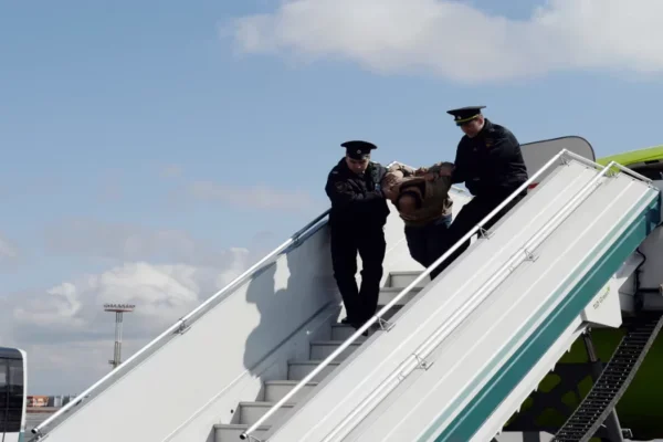 homem descendo rampa de aviao com policiais 06022023 1024x576 1