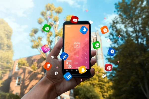mao segurando o conceito de midia social do smartphone 23 2150208253